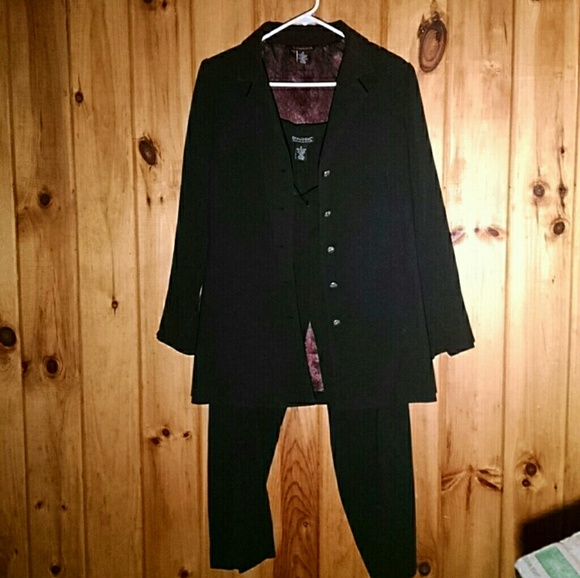 Dialogue Other - Women's pant suit.